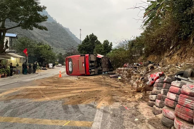 Chuyện đau lòng ngày cuối năm: Lật xe khách tại Hòa Bình, khiến 3 người t.ư? vong, 20 người bị thương