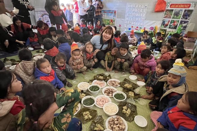 Ấm lòng khoảnh khắc các em nhỏ vùng cao Hà Giang ăn buổi tiệc tất niên với nhiều món ăn ngon