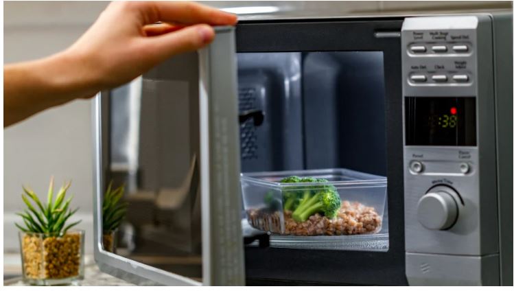 6 thiết bị ngốn điện hơn điều hòa, tủ lạnh: Dùng xong rút phích cắm ra kẻo hóa đơn tăng vọt, tốn tiền oan