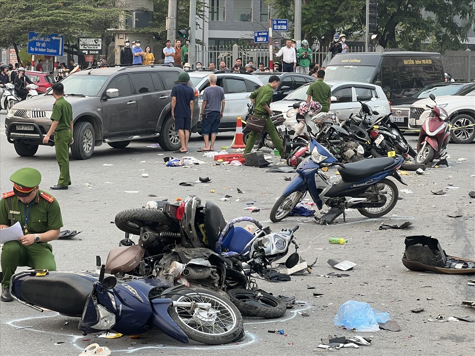 Hà Nội: Ôtô gây TN liên hoàn 14 xe máy trên đường Võ Chí Công