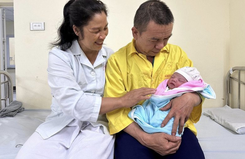 Bà nội ở Bắc Giang bỗng thấy trong bụng có gì đạp đạp, không ngờ mang bầu và sinh thường bé nặng 3,2kg