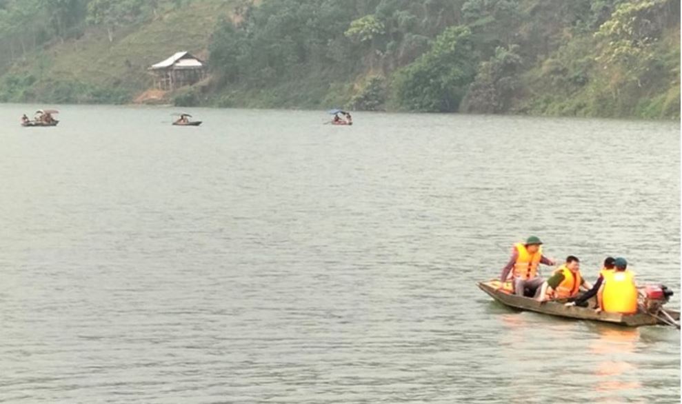 Thuyền chở 7 người trên sông Lô bị lật, 1 người mất, 2 người mất tích