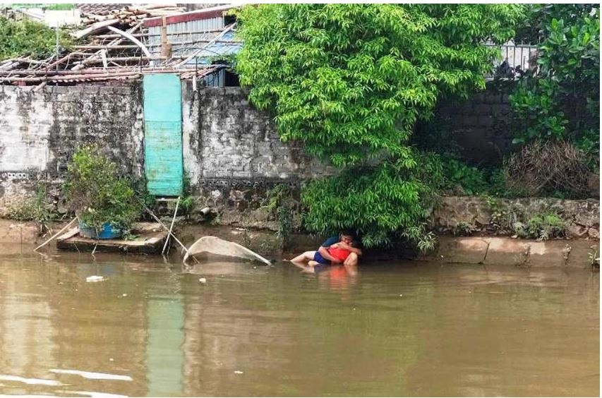 Nam Định: Xót xa cảnh cha ngồi bờ sông ôm người con trai đã ra đi mãi mãi