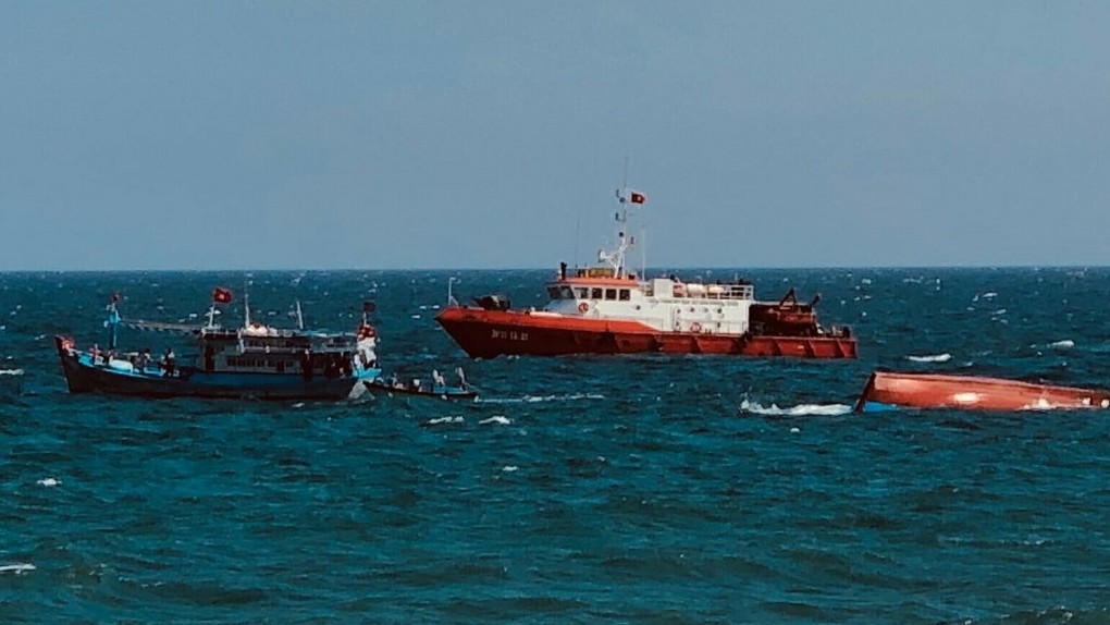 Tàu chở 9 người bị lật gần đảo Phú Quý