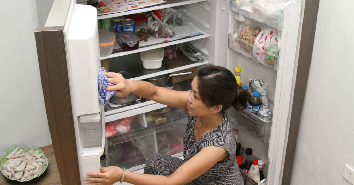 Vệ sinh tủ lạnh đừng chỉ lau bằng nước lã: Dùng 4 cách này vừa sạch bẩn, diệt khuẩn lại thơm tho