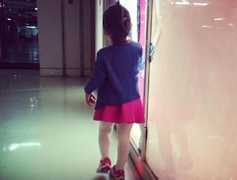 “Cha mẹ không nên mặc váy ngắn cho con gái khi đi học mầm non”: Lý do vô cùng thuyết phục