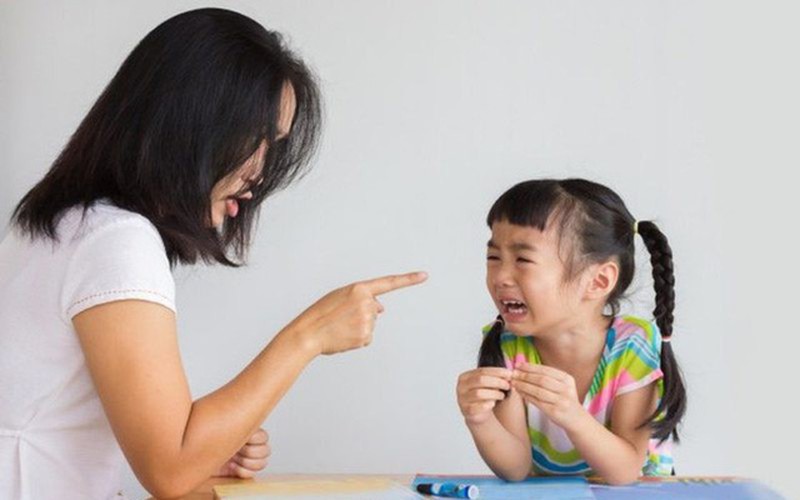 Cha mẹ Việt có 4 cách giáo dục khiến con thông minh đến mấy lâu dần cũng giảm sút