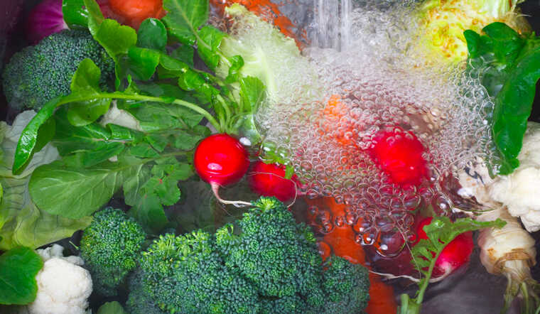 Ăn phải rau củ nhiễm hóa chất có thể gây ngộ độc thậm chí là UT: Cách để ngâm rửa rau, hoa quả sạch thuốc trừ sâu, dư lượng kháng sinh