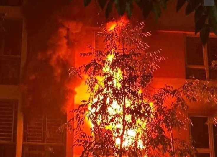 Cháy chung cư lúc rạng sáng ở Hà Nội, 5 người thoát nạn