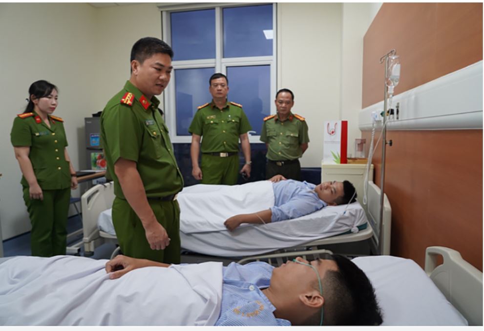 5 cảnh sát bị thương trong vụ cháy chung cư mini ở Hà Nội