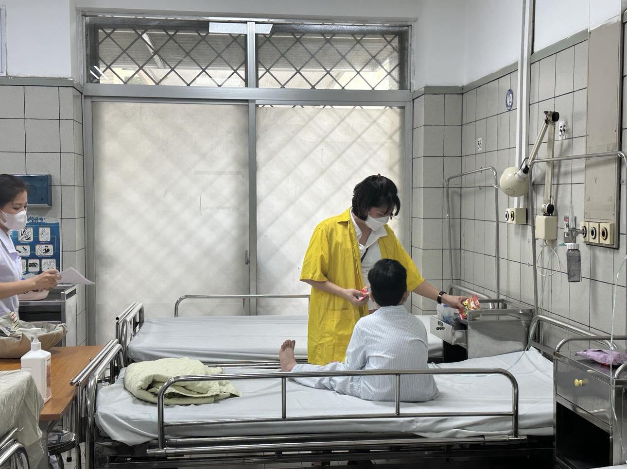 Vụ cháy chung cư mini: Em bé một mình ở bệnh viện Bạch Mai vui mừng khi kết nối được với mẹ điều trị tại nơi khác