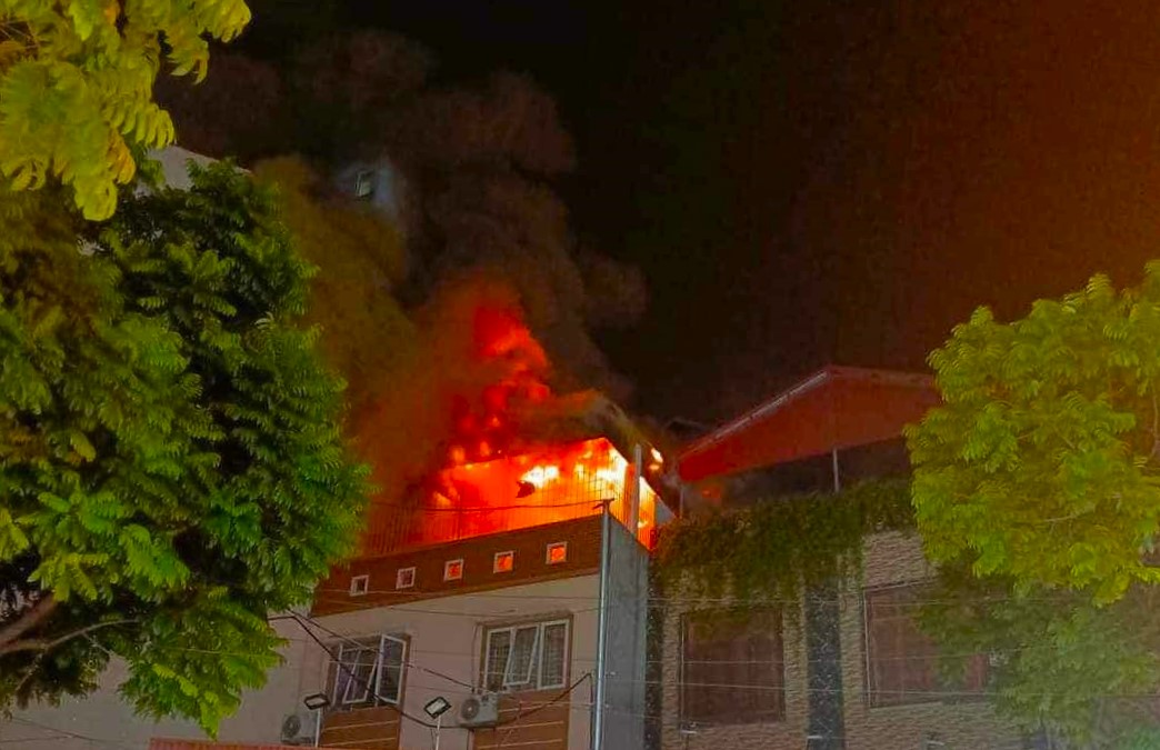 Nhà 3 tầng cháy dữ dội trong đêm, nhiều người hoảng loạn