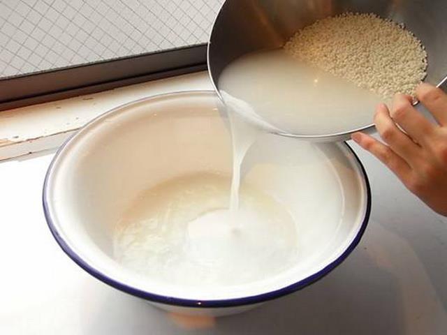 Vo gạo xong đừng vội đổ nước đi, nước vo gạo có nhiều lợi ích “thần kỳ” không phải ai cũng biết