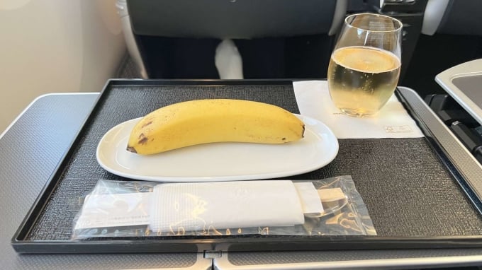 Tại sao hầu hết tiếp viên hàng không đều mang một quả chuối lên máy bay? Hóa ra để làm điều này