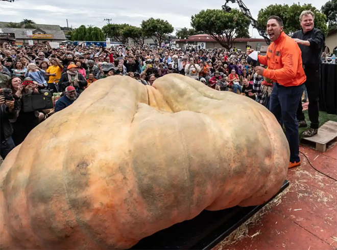 Quả bí ngô nặng hơn 1,2 tấn xác lập kỷ lục thế giới