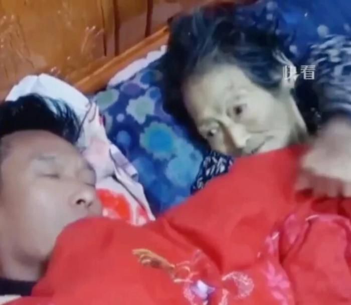 Khoảnh khắc mẹ già hấp hối đắp chăn cho con ngủ khiến hàng triệu người rơi nước mắt