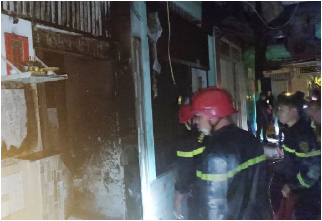 Cháy nhà lúc rạng sáng ở TP.HCM, 11 người mắc kẹt, bé gái 8 tuổi tử vong thương tâm