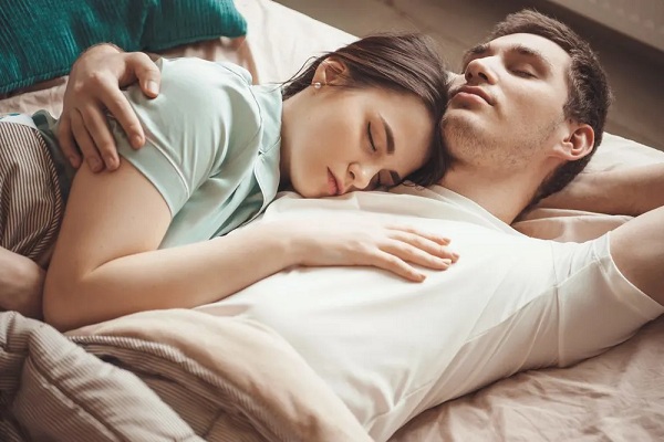 Vợ chồng thì chớ có ngủ riêng giường, 6 lý do ai cũng nên biết