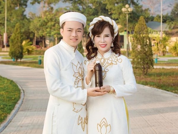 Hình ảnh mới nhất của cô dâu Thu Sao: Nhan sắc trẻ trung thăng hạng ở tuổi 67, dân mạng nhận ra điểm kỳ lạ