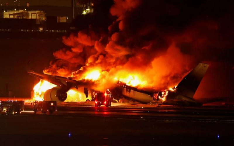 Nhật Bản: Máy bay chở 300 người bốc cháy dữ dội, nghi do va chạm