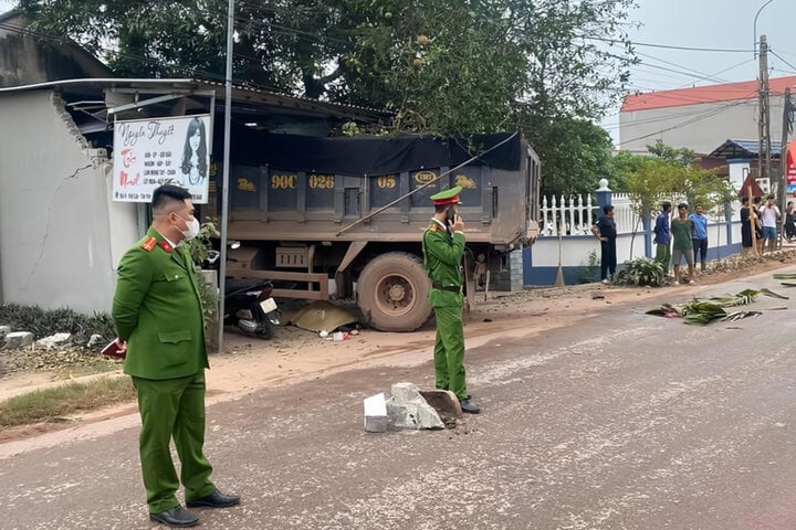 Bắc Giang: Xe tải tông vào quán gội đầu, 4 người thương vong