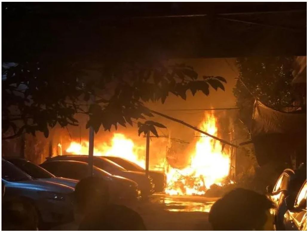Cháy lớn một bãi giữ xe ô tô ở quận Thanh Xuân – Hà Nội trong đêm