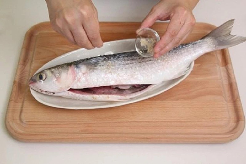 Rửa cá đừng chỉ dùng nước lã: Có thứ này cá hết sạch tanh nhớt, thịt mềm ngon gấp đôi