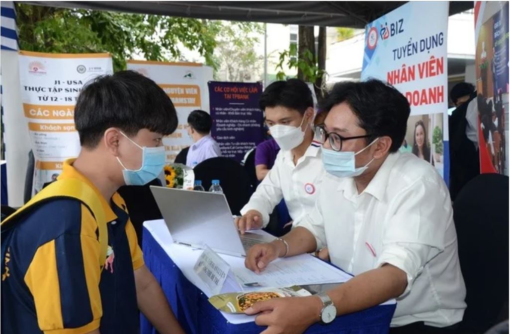 Nam sinh viên ở TP.HCM bị b. ắ t c. ó c sang Campuchia khi đi phỏng vấn xin việc: Nhiều trường ĐH ra thông báo KHẨN