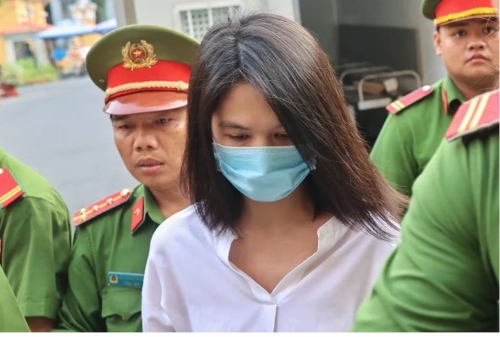 Ngọc Trinh bị áp giải đến Tòa án nhân dân TP.HCM