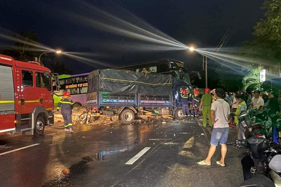 Xe khách và xe tải va chạm ở Phú Yên khiến 1 người tử vong, 7 người bị thương