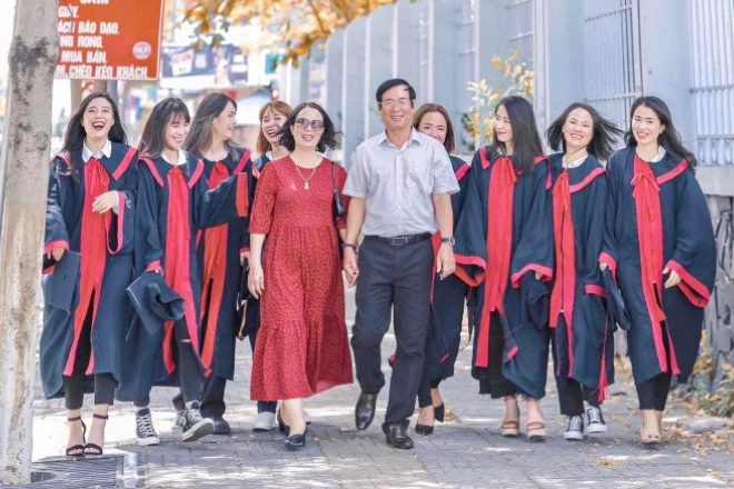 Gia đình ở Quảng Trị có 8 cô con gái toàn thạc sĩ và cử nhân: “Tất cả sự hy sinh của ba mẹ dành cho con đã được đền đáp