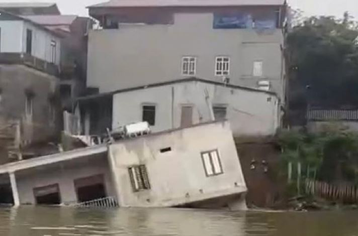 Sạt lở sông Cầu ở Bắc Ninh, người dân bất lực nhìn căn nhà bị “nuốt chửng”