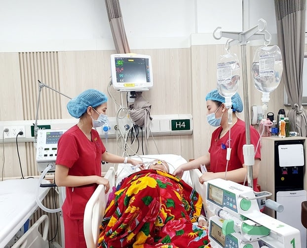 Nữ điều dưỡng Bệnh viện Bạch Mai ép tim cứu du khách bị ngừng tim tại nhà hàng