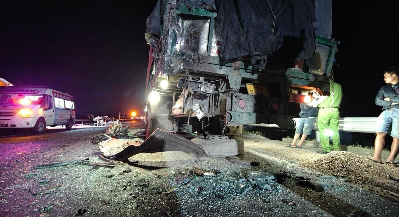 Tai nạn 11 người thương vong: Xe tải nổ lốp, dừng trên cao tốc Cam Lộ – La Sơn