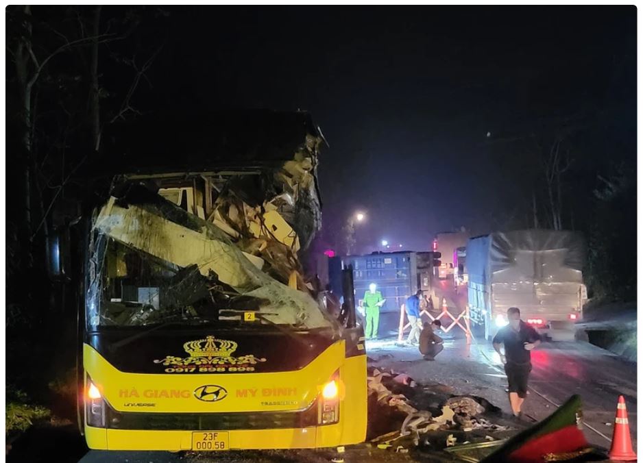 Tuyên Quang: Tai nạn giữa xe khách giường nằm và container, 5 người mất tại chỗ