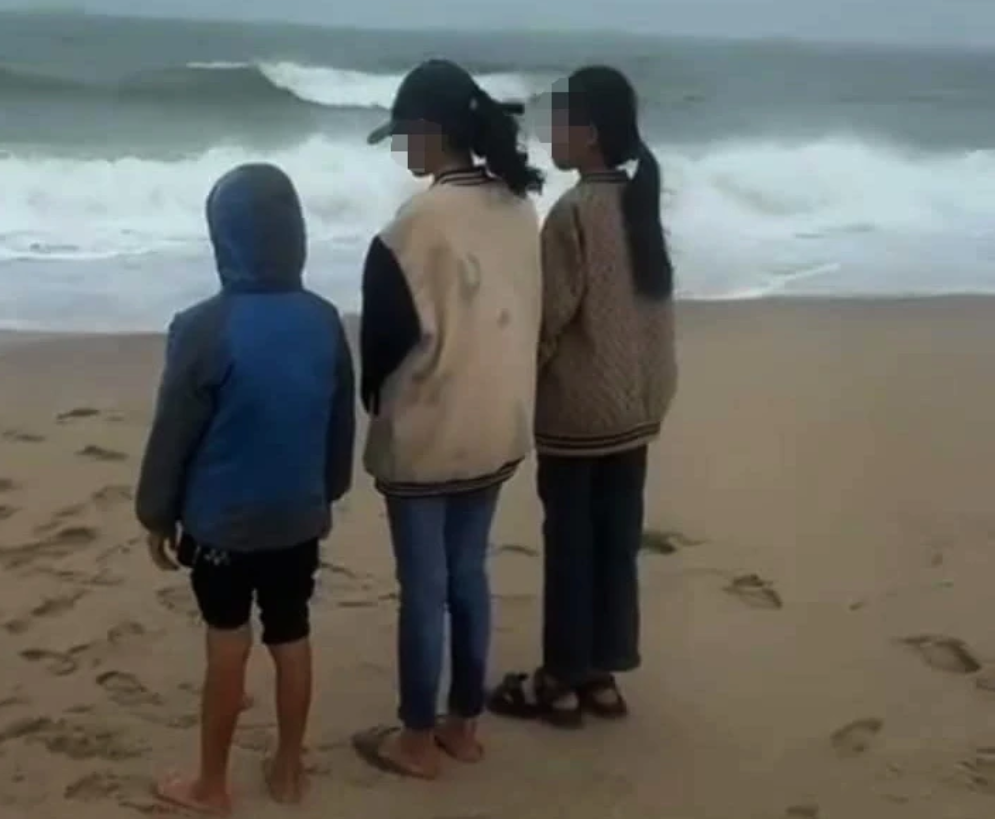 Xót xa hình ảnh 3 người con nhận thi thể cha, dõi mắt ra biển tìm mẹ đang mất tích