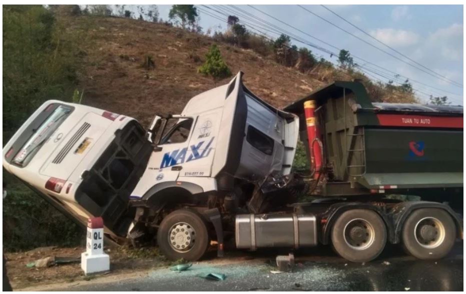 Kon Tum: 23 người thương vong trong vụ xe khách và xe tải tông nhau