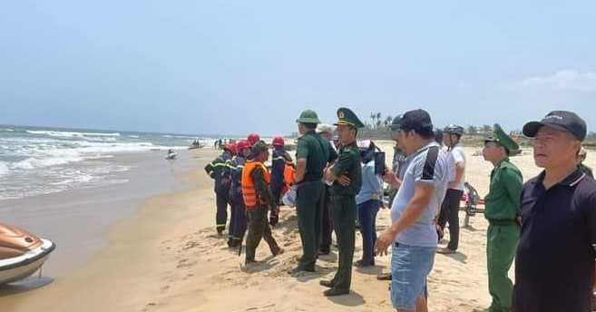 Thương tâm: Trăm người tìm kiếm anh em song sinh mất tích khi tắm biển ở Đà Nẵng