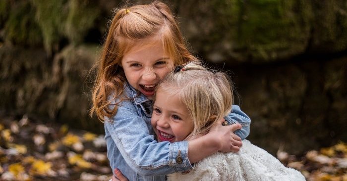 Sinh con gái đầu lòng đúng là phúc lớn: 5 lợi ích các em nhận được khi có một bà chị gái