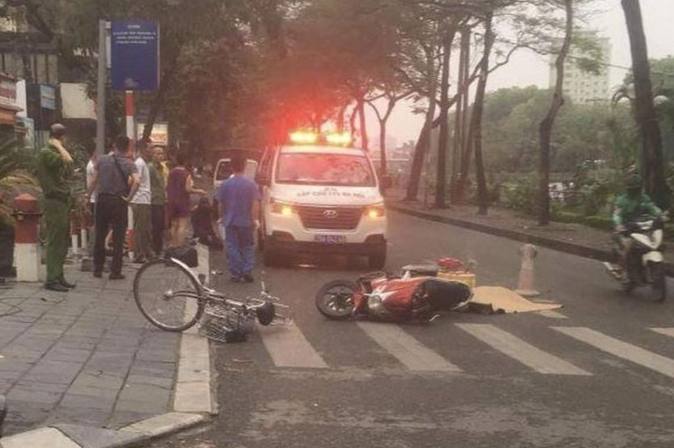 Hà Nội: Va chạm với xe đạp, người phụ nữ đi xe máy tử vong