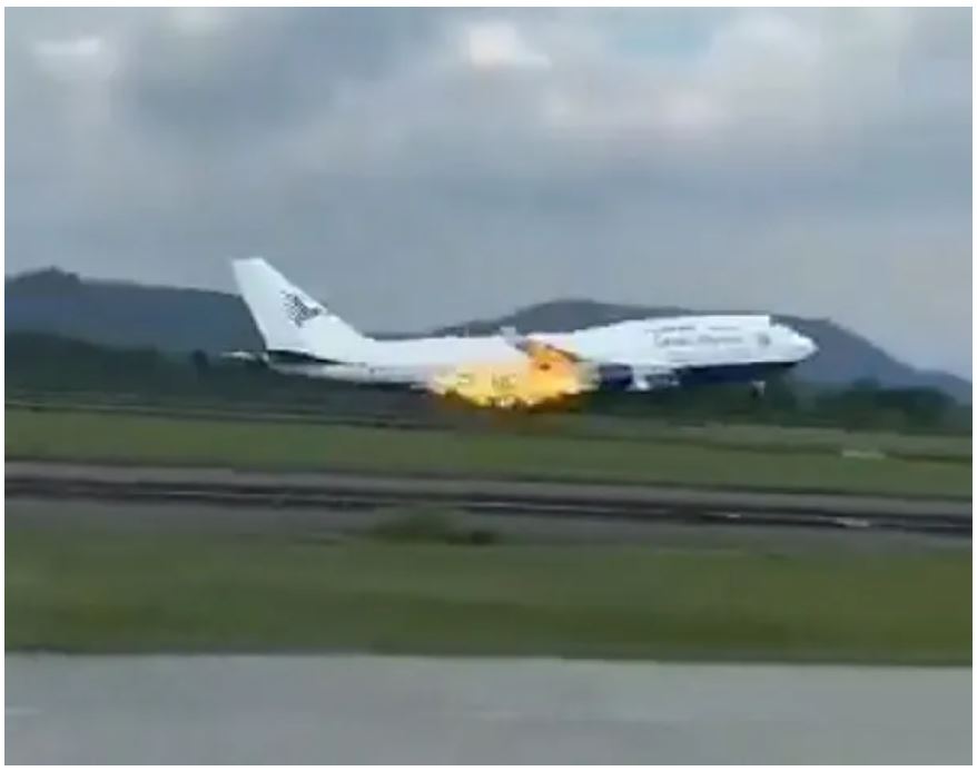 Máy bay chở 468 người hạ cánh khẩn cấp, video tiết lộ trạng thái kinh hoàng khi đáp đường băng