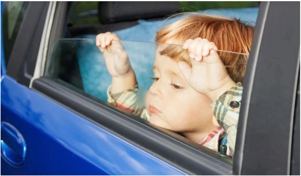 6 cách thoát thân cha mẹ phải dạy trẻ phòng khi bị bỏ quên trên xe ô tô