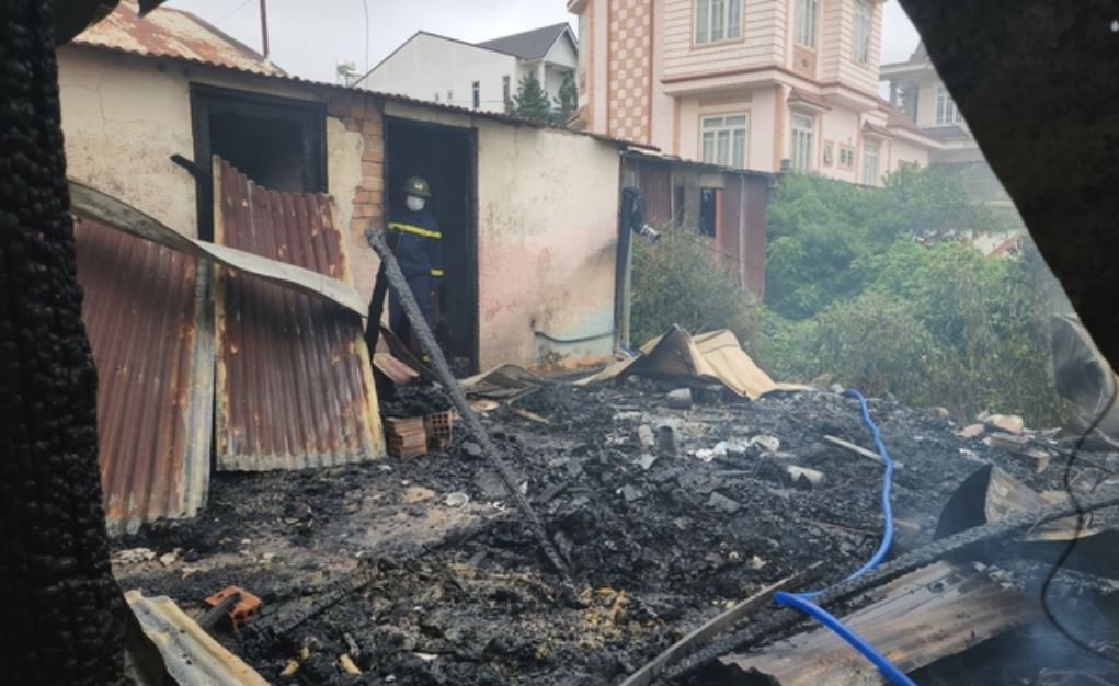 Hiện trường tang thương vụ cháy khiến 3 anh em tử vong ở Đà Lạt: Các cháu về thăm bà ngoại dịp hè