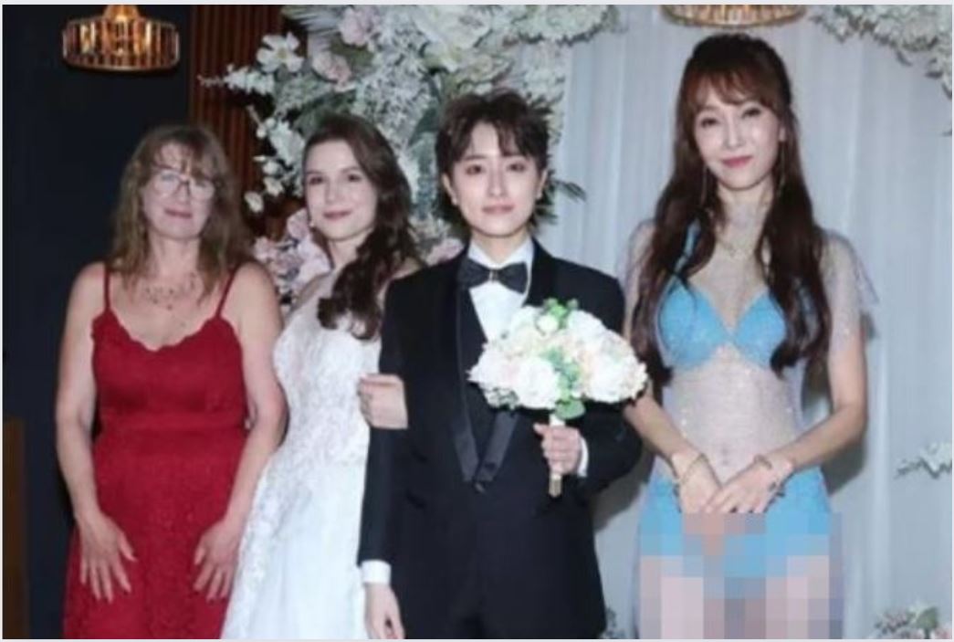 Bà mẹ bị chỉ trích vì mặc váy xuyên thấu như đi biển trong đám cưới con gái