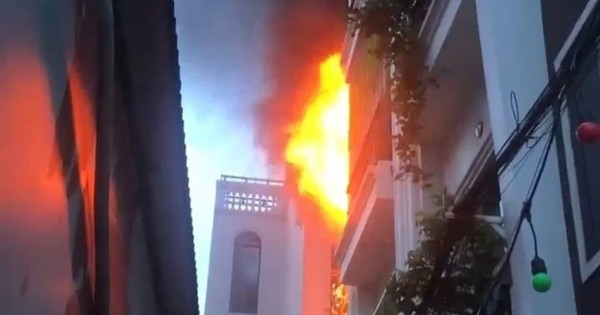 Lửa cháy ngùn ngụt tại tầng 3 ngôi nhà ở Hà Nội
