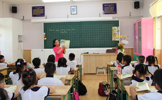 Cô giáo yêu cầu điền câu thành ngữ “chân yếu…”, học sinh tiểu học đưa ra câu trả lời sai nhưng lại rất thuyết phục