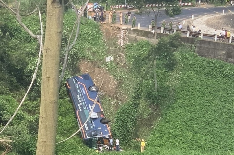 Đắk Nông: Xe du lịch mất lái lao xuống vực, hàng chục người bị thương