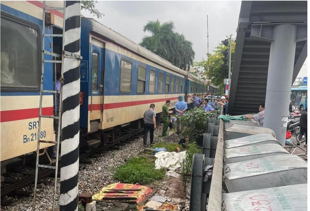 Hà Nội: Người đàn ông đi bộ qua đường sắt bị tàu cán tử vong, 1 người quen gục xuống đường khóc thảm