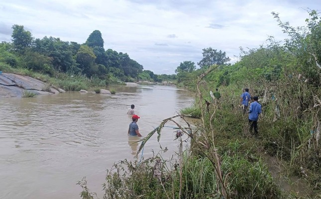 Mưa lớn, nước lũ tràn về nhanh 3 người bị nước cuốn trôi tử vong ở Ninh Thuận