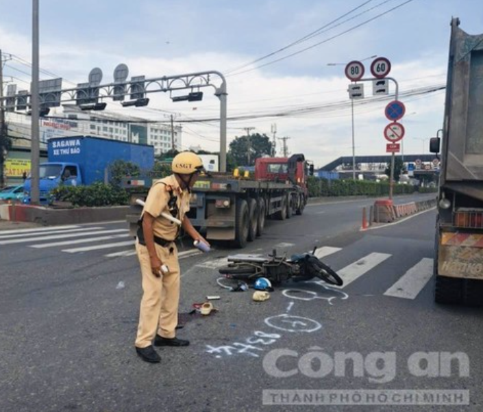 Tai nạn nghiêm trọng ở TP.HCM: Nữ sinh đi xe máy tử vong sau va chạm với xe đầu kéo